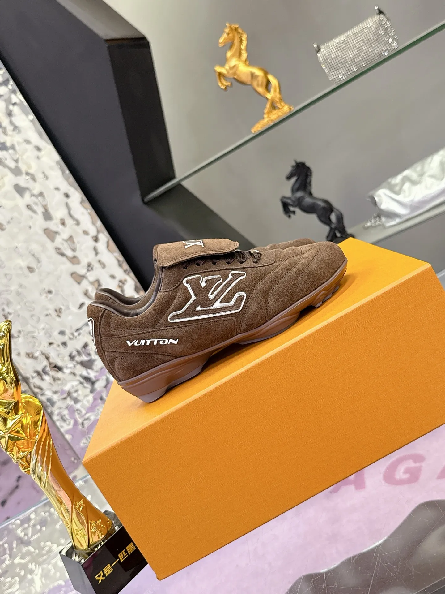 Factory price: 700💰 2025 new LV sneakers for couples, 🔥🔥🔥You will look fashionable when you wear them ❤️ LV football shoe series 💗 This Footprint Soccer sneaker was unveiled in the 2025 spring and summer series fashion show. It is the first sneaker designed by Pharrell Williams inspired by football shoes. The shoes are inspired by football, a sport that spans generations and cultures💎, echoing the theme of unity and universal participation in the 2025 spring and summer series fashion show. The shoe is known for its sleek design, with the dynamic IV Initials logo embellished on the side, the Lvers United emblem inspired by the football team on the tongue, and the sole patterned rubber sole decorated with multiple Louis Vuitton logos. Stylish and casual wear, a trend-setter in the fashion industry. Made of imported cowhide with full craftsmanship💓 Number of sizes (women’s 35-41, women’s 41 customized) (men’s 39-46, 45-46 customized)
